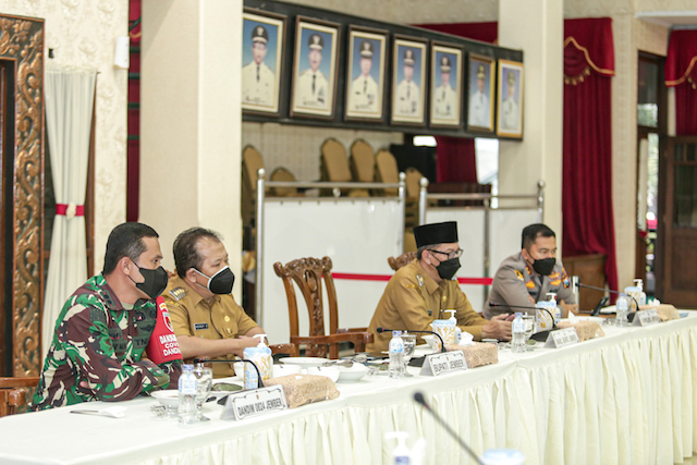 Rakor Evaluasi Covid-19, Menko Marves Minta Terapkan Aplikasi Peduli Lindungi